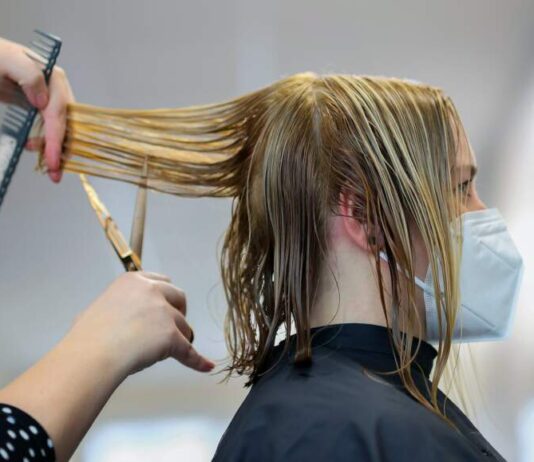 Salons Near Me: Why Should You Work In A Salon?