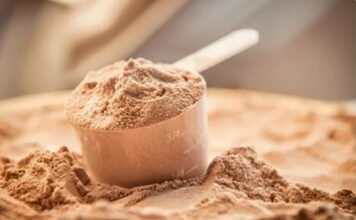 bcaa powder in a measuring cup